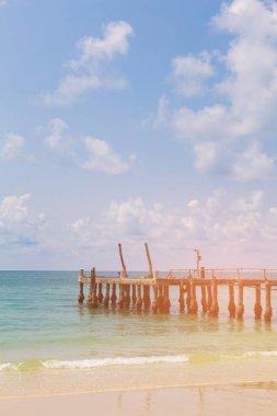 Güzel kum plaj, doğal peyzaj arka plan üzerinde İskelesi