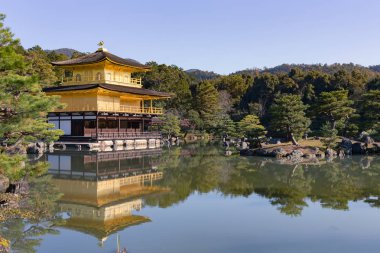 Altın tapınak Kinkakuji pavilion zen Bahçe, Japonya Kyoto landmark yansıması ile