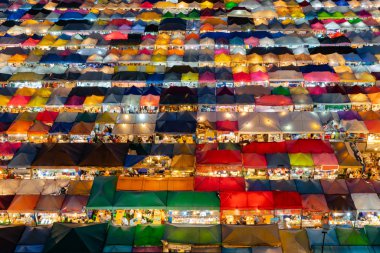 Gece bit pazarı için çatı birden çok renk, gece cityscape downtown arka plan