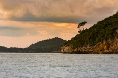 Sahil, doğal peyzaj arka plan üzerinde güzel günbatımı gökyüzü