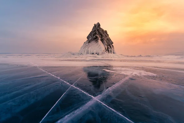 冰水湖上的山岩与日落色调 贝加尔湖俄罗斯冬季自然景观背景 — 图库照片