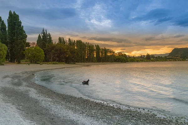 ワナカ湖は ニュージーランドの夏の自然の風景の背景の夕日の美しさ — ストック写真
