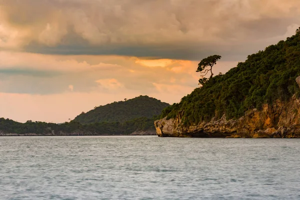 Sahil, doğal peyzaj arka plan üzerinde güzel günbatımı gökyüzü