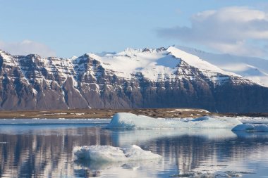 Siyah volkan dağ arka plan, İzlanda doğal manzara arka plan ile Jokulsarlon lagoon