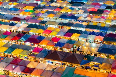 Bit pazarı, cityscape downtown arka plan yürürken birden fazla çatı üst