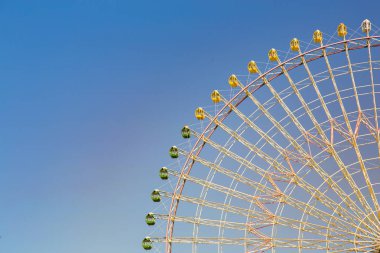 Açık mavi gökyüzü arka plan ile dev dönme dolap, lunapark eğlence yolu