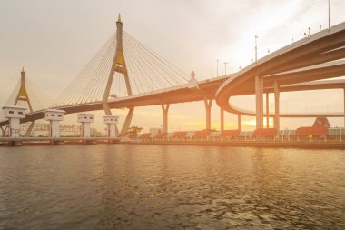 Rama9 asma köprü ve beyaz watergate Bangkok ön Nehri, Tayland Simgesel Yapı