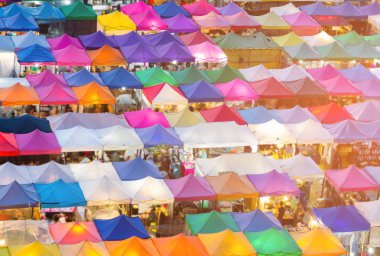 Birden çok renk gece bit pazarı havadan görünümü, cityscape arka plan yürüyüş