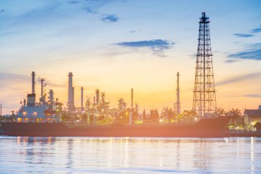 Petrol rafinerisi günbatımı gökyüzü arka plan ile ön Nehri 