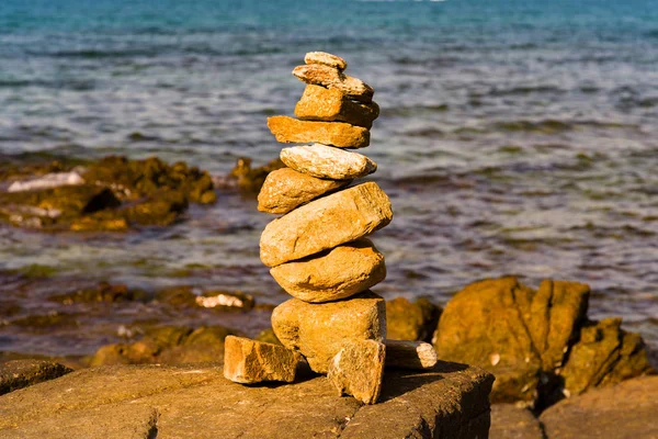 Stack Pedra Sobre Costa Mar Fundo Abstrato Natural — Fotografia de Stock
