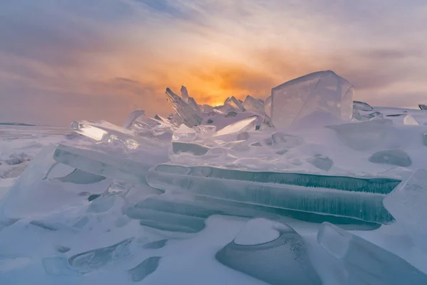 夕焼け背景 冬シーズンの自然の風景の背景の後でバイカル湖ロシア水湖の砕氷 — ストック写真