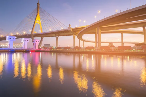 Reflexão Luz Noturna Rama Ponte Suspensa Sobre Watergate Branco Bangkok — Fotografia de Stock