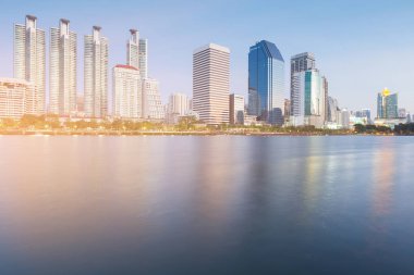 Ön Nehri ve açık mavi gökyüzü arka plan ile ofis binası