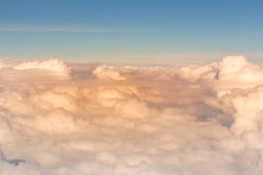 Yumuşak beyaz bulut, doğal peyzaj arka plan üzerinde mavi manzarası