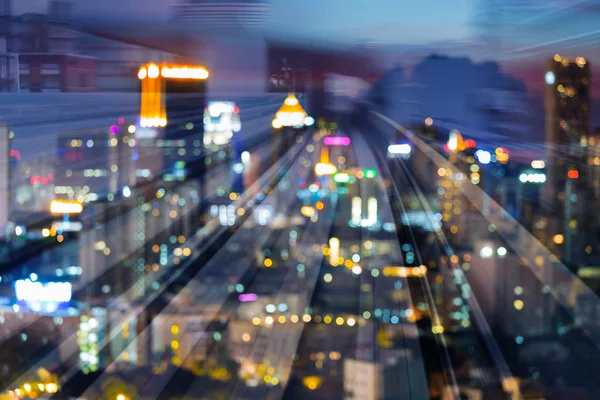 运动列车轨道弯曲过夜散景城市市中心模糊光 抽象背景 — 图库照片