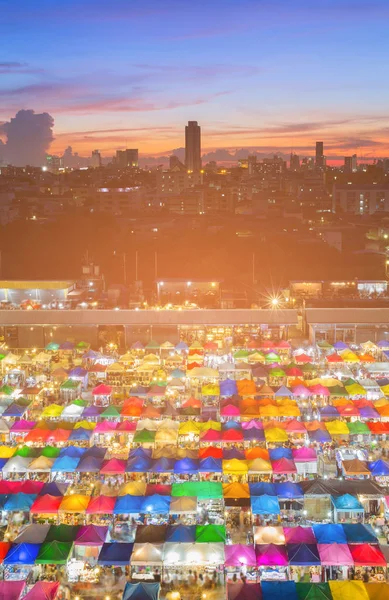 Многоцветный Ночной Рынок Крыши Деловым Центром Города Фоне — стоковое фото