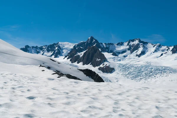 美しいマウント クック雪上着陸と青い空の背景 ニュージーランドの自然の風景の背景 — ストック写真