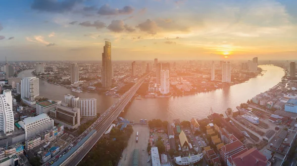 Panorama Stadt Geschäft Der Innenstadt Über Fluss Gekrümmt Mit Sonnenuntergang — Stockfoto
