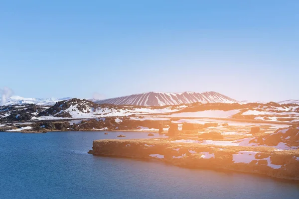 Sopka Nad Vodou Jezero Jasnou Modrou Oblohu Pozadím Islandská Zimní — Stock fotografie