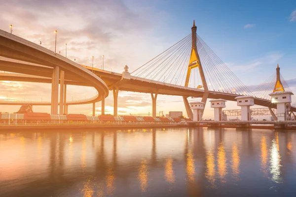 Dubbele Hangbrug Rivier Voorzijde Witte Watergate — Stockfoto