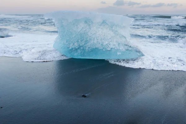 Iceberge Zwarte Zand Strand Jokulsarlon Diamon Strand Winterseizoen Ijsland Natuurlijke — Stockfoto