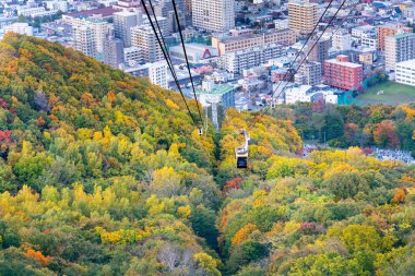 Hokkaido Japonya 'nın sonbahar mevsimi dağı üzerinde teleferikli yüksek açı manzarası