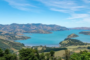 Akaroa Yeni Zelanda 'da mavi deniz manzarası