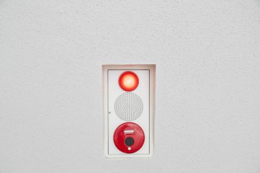 Yangın alarmı ışığı ve ses beyaz beton duvarda.