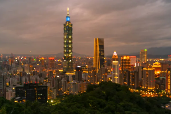 夜ぼかしライト台北中心部ビジネスダウンタウン 抽象的な背景 — ストック写真