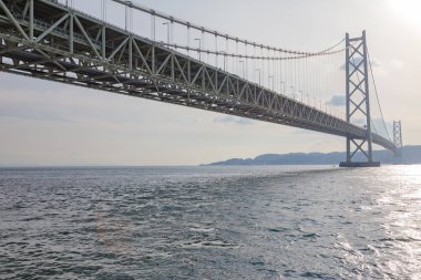 Akashi Kaikyo Köprüsü 'nün karşısındaki asma köprüsü, Kobe Japonya.