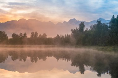 Yansıma, Yeni Zelanda 'da aşçı ve doğal manzara ile Matheason su gölünün aynası.