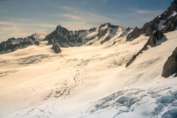 白い雪が山の斜面を覆い ニュージーランドの自然景観の背景 — ストック写真
