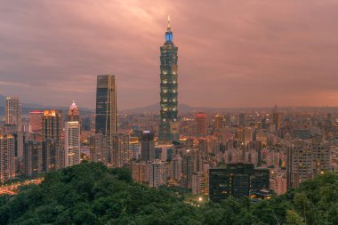 Tayvan Alacakaranlık 'ta Taipei şehir merkezi.