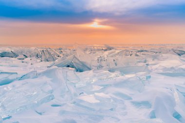 Baykal buzlu gölü, gün batımı gökyüzü, kış mevsimi doğal manzara Rusya