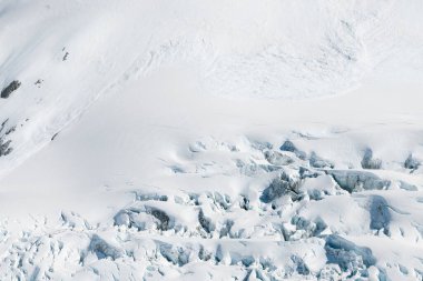 Dağ yamacında beyaz, yumuşak kar, doğal manzara.