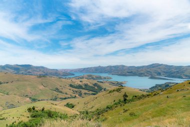 Mavi gökyüzü manzaralı Akaroa dağı manzarası, Yeni Zelanda doğal manzarası