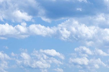 Mavi gökyüzünde beyaz kabarık bulutlar