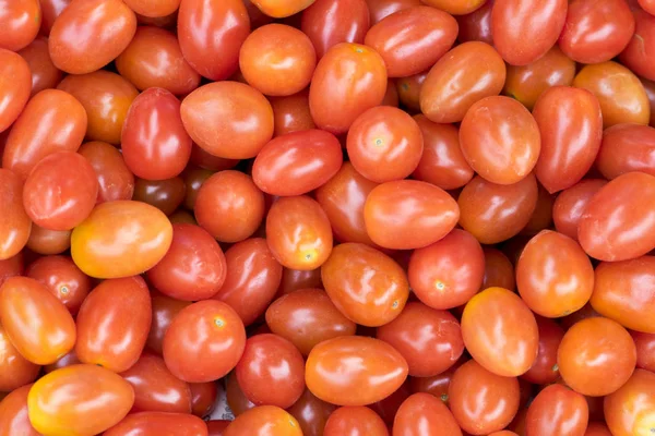 Фон со свежими красными помидорами на рынке — стоковое фото