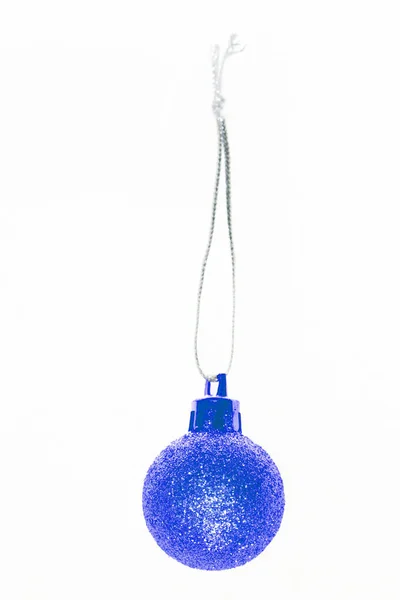 Decoraciones de Navidad, bola azul de Navidad en una ba sobre blanco — Foto de Stock