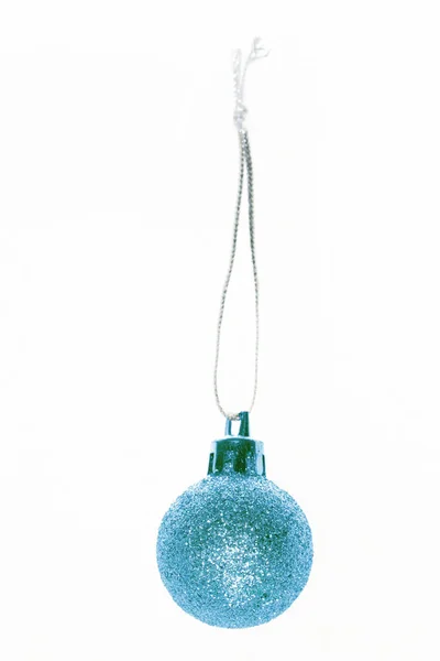 Decorações de Natal, bola azul de natal em um ba sobre branco — Fotografia de Stock