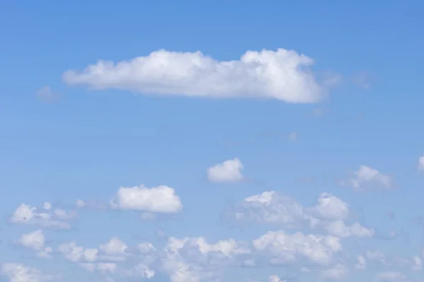 Vita fluffiga moln i den blå himlen — Stockfoto