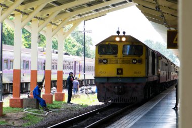 Chiangmai tren istasyonu. Platformdaki tren.