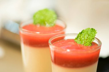 Çilekli mus ve nane şekeri.