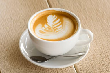 Kapuçino ya da ahşap fonda latte kahve.