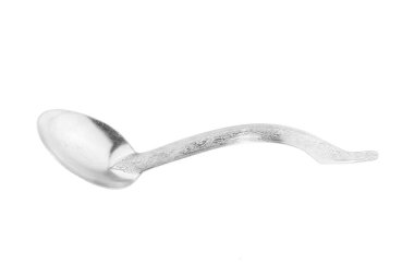 Beyaz arka planda antik gümüş kepçe