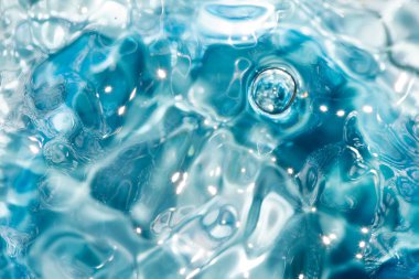 Mavi berrak taze su arkaplanı.