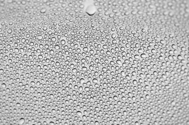 Su damlaları mavi cam bokeh dokusuna düşer