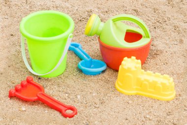 Kumsaldaki plaj için renkli plastik oyuncaklar