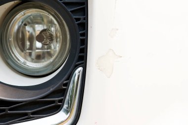 Beyaz bir arabanın önünde sıyrıklar..