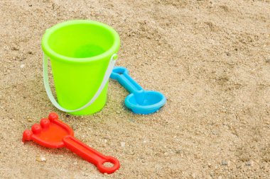 Kumsaldaki plaj için renkli plastik oyuncaklar
